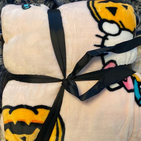 Hello kitty plush blanket 90” x 90” queen size pumpkin Halloween nwt - Picture 2 of 3
